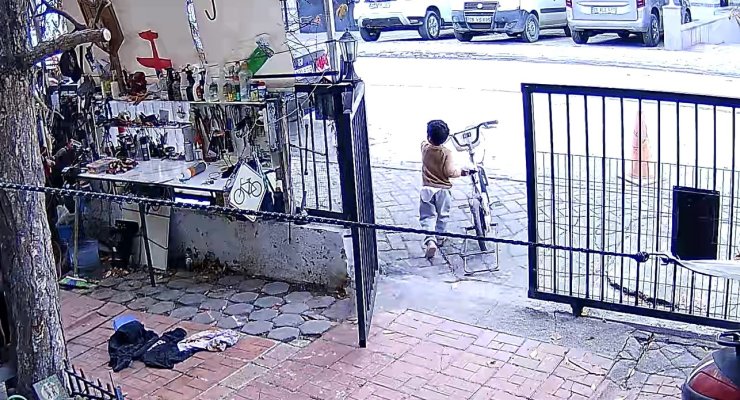 Bisikletini çalan çocuklara üzülen adam "İsteselerdi verirdim, böyle yapmalarına üzüldüm" dedi