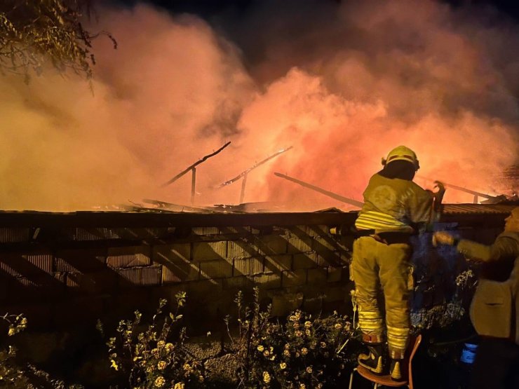 Yangın bir evi küle çevirdi