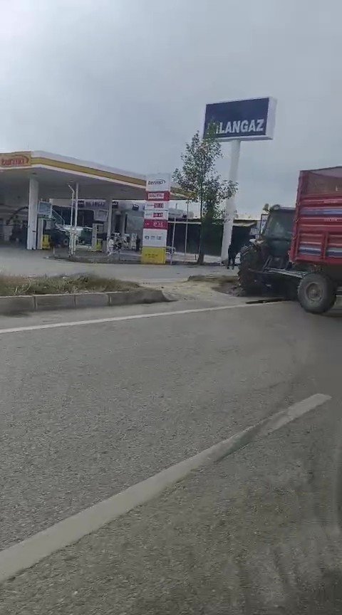 Refüjden yolun karşısına geçmek isteyen traktöre otomobil çarptı