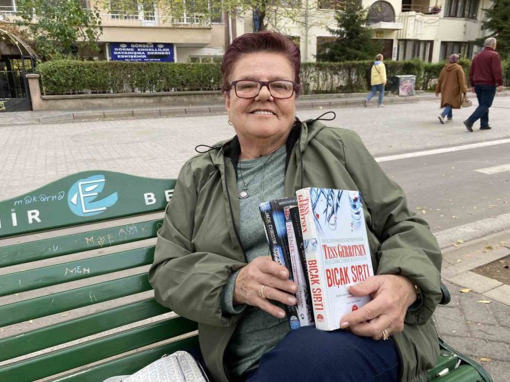 Tek gözü görmeyen 66 yaşındaki kadın her gün 300 sayfa kitap okuyor