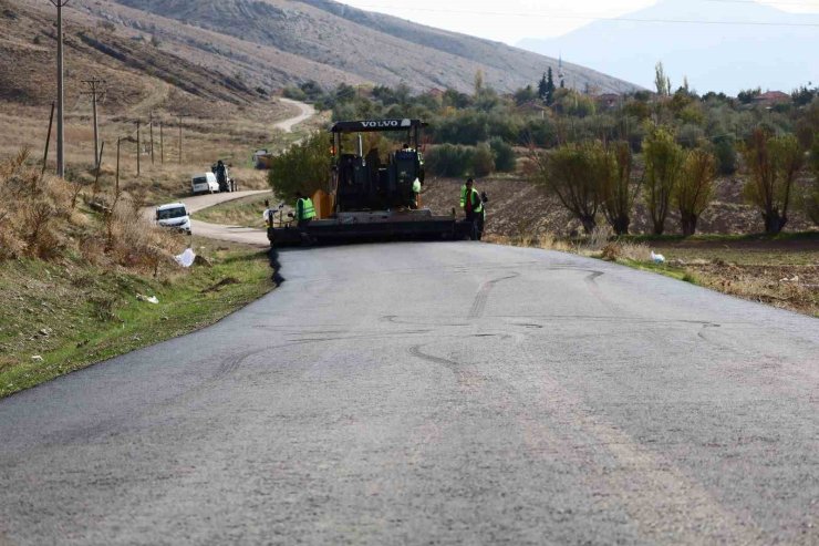 Dinar’ın köylerinde sıcak asfalt çalışmaları başladı