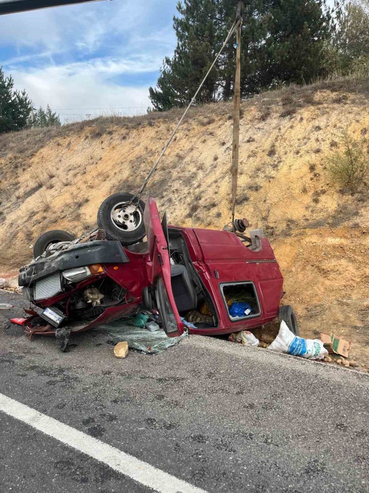 Bozüyük’te kontrolden çıkan kamyonet ters döndü; 2 kişi yaralandı