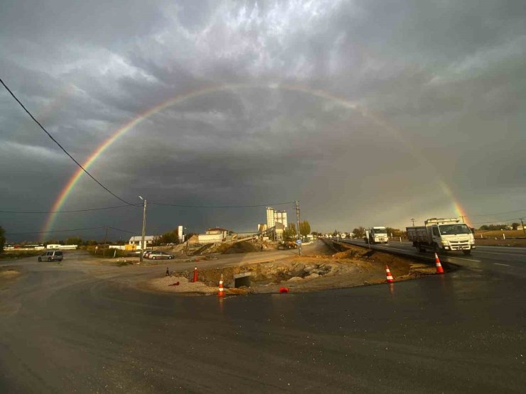 Yağmur sonrası beliren gökkuşağı görsel şölen oluşturdu