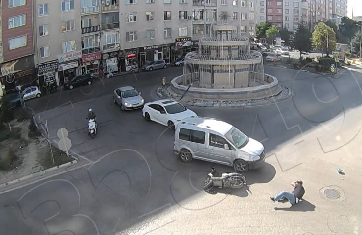 Kütahya’da iki ayrı motosiklet kazası kameralara yansıdı