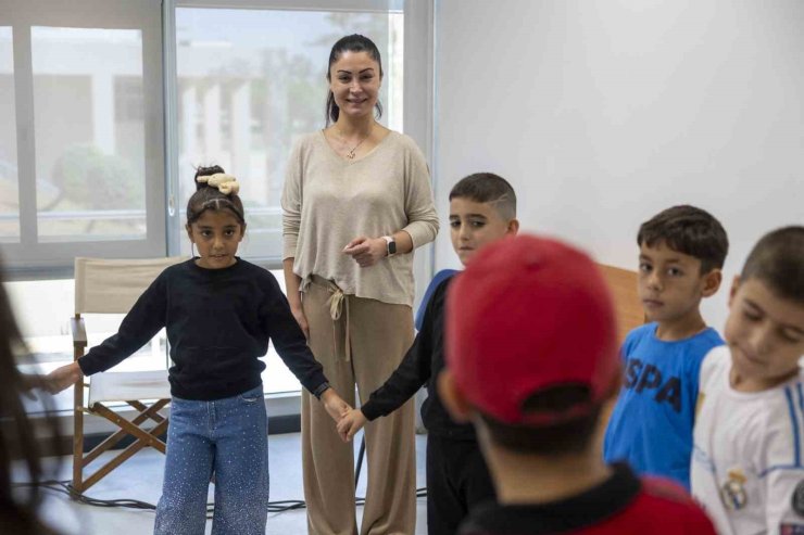 Mersin’de ücretsiz tiyatro kursuna yoğun ilgi