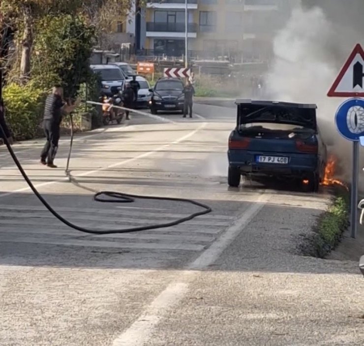 Eceabat’ta seyir halindeki otomobil yanarak kullanılamaz hale geldi