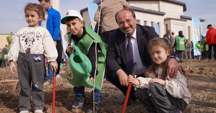 ETÜ kampüsünde 3000 fidan toprakla buluştu