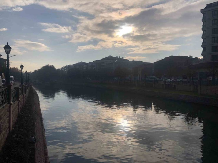 Güneş ve Porsuk Çayı’nın uyumu ortaya kartpostallık görüntüler çıkardı