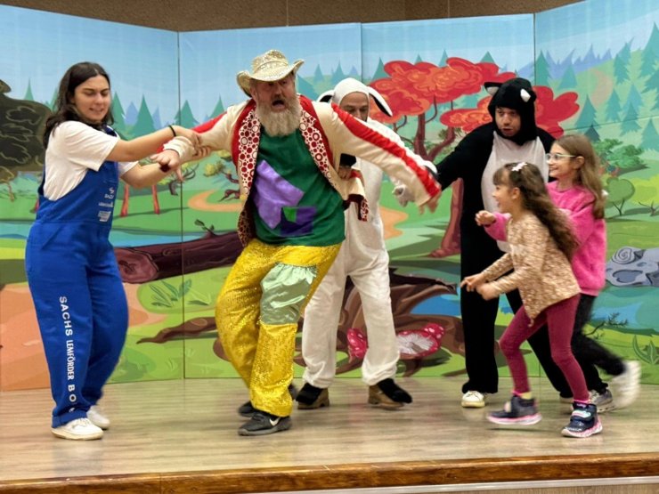 Gölcüklü öğrenciler ara tatilde tiyatro ile buluştu