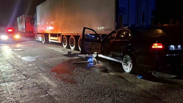 Bursa’da otomobil park halindeki tıra arkadan çarptı: 1 ağır yaralı