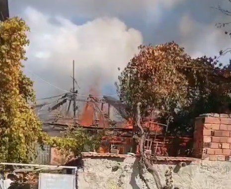 Alevlerin sardığı ev kullanılamaz hale geldi