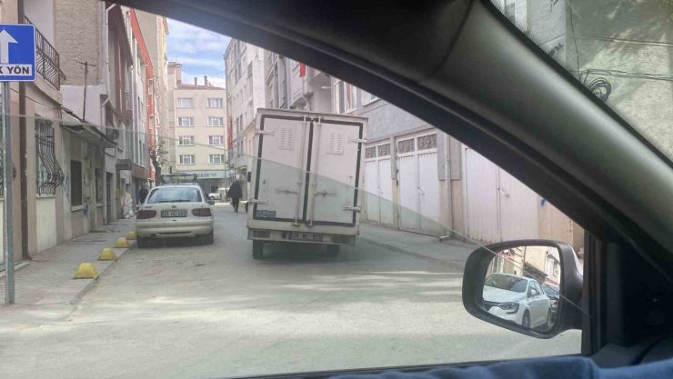 Devrilecekmiş gibi gözüken kamyon tedirginlik oluşturdu