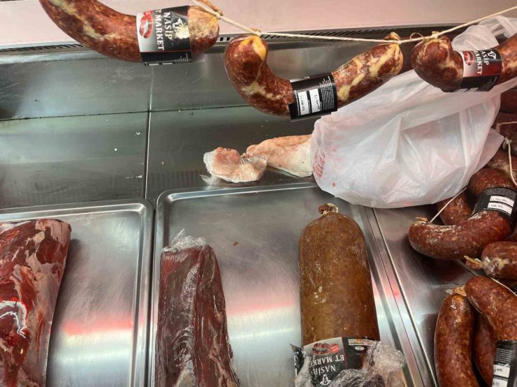 Kasap dükkanının üretim bölümüne giren zabıtalar şok oldu