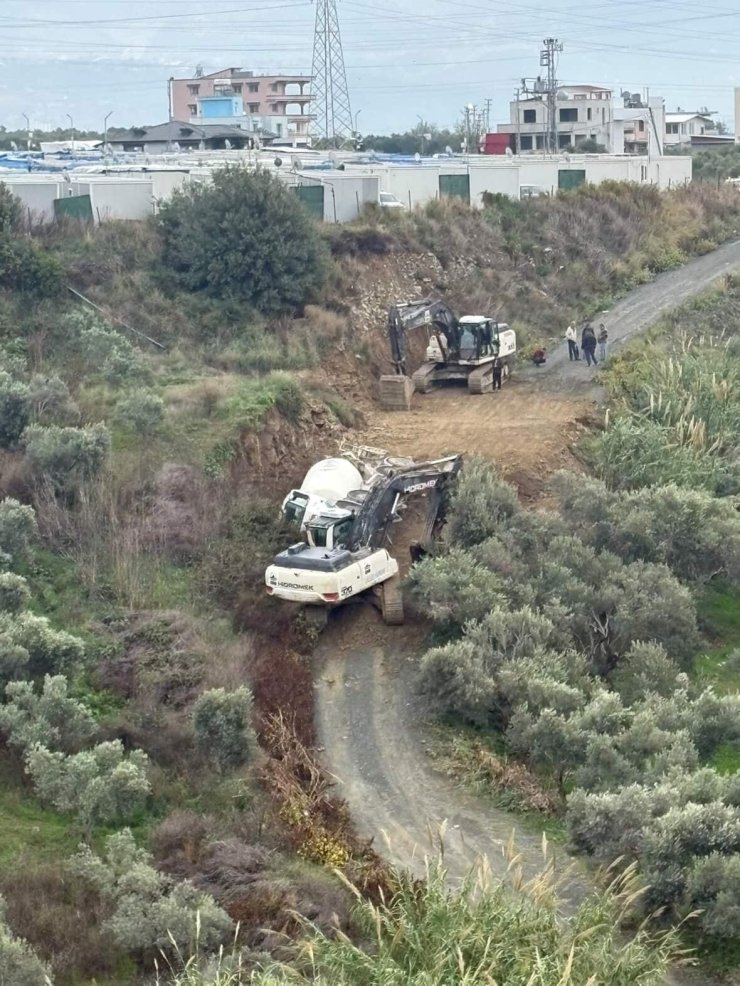 Samandağ’da beton mikseri yol kenarına devrildi