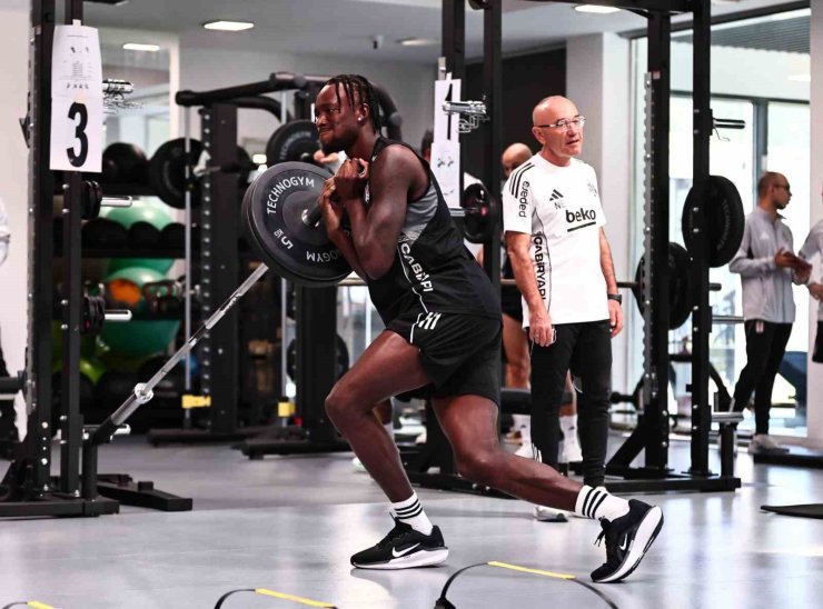 Beşiktaş günün ilk çalışmasını salonda yaptı