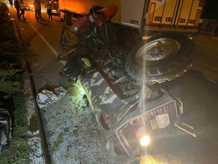Tır ile traktörün çarpıştığı kazada karı koca hayatını kaybetti
