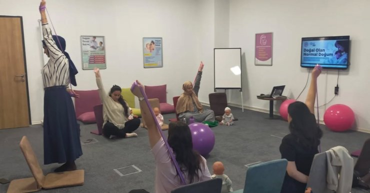 Anne adayları hem doğuma hem de bebek bakımına hazırlanıyor