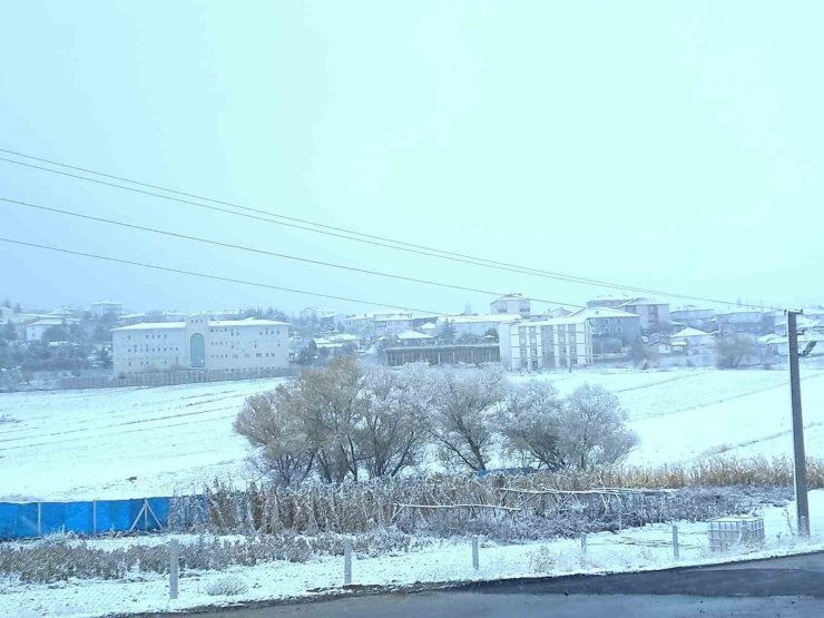 Kırşehir’de yüksek kesimler beyaza büründü