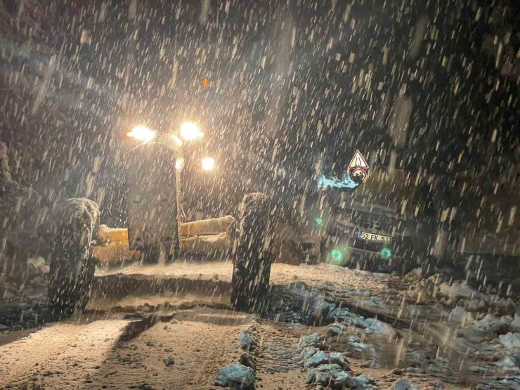 Ordu-Sivas kara yolu kar yağışı nedeniyle ulaşıma kapandı