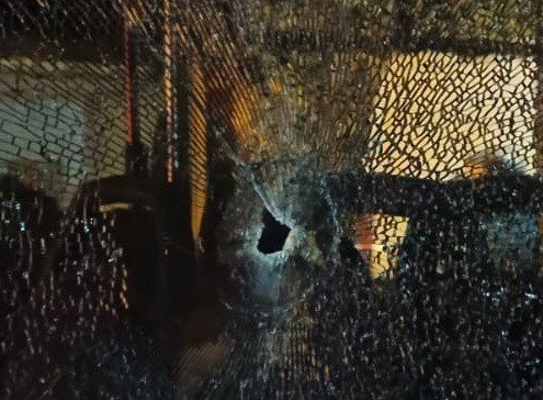 Çok sayıda yolcunun bulunduğu otobüse silahlı saldırı anı kamerada