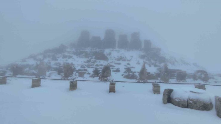 Nemrut Dağı’na mevsimin ilk karı yağdı