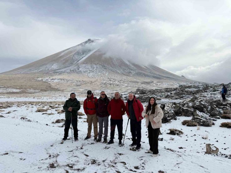 Ağrı Dağı’nda kar yağışına rağmen 27 dağcı tırmanışa geçti