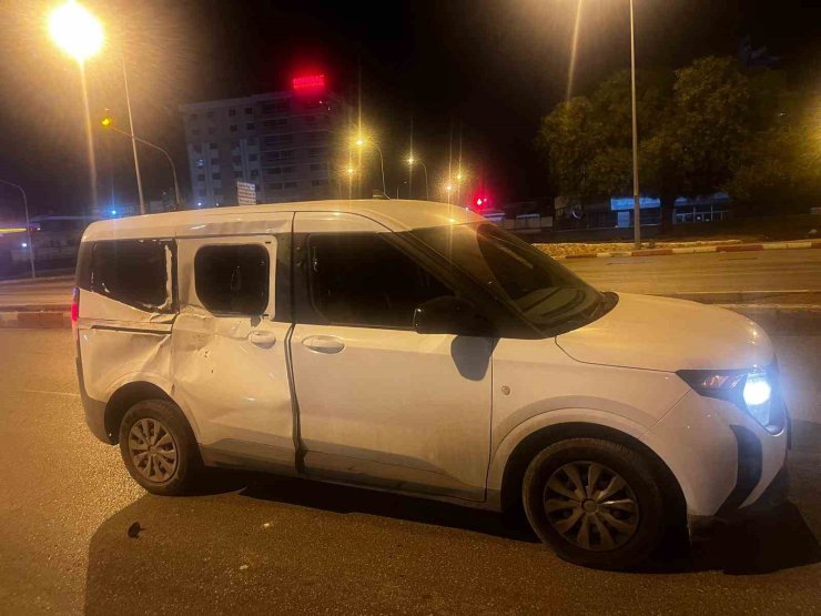 Başıboş at, araca çarptı