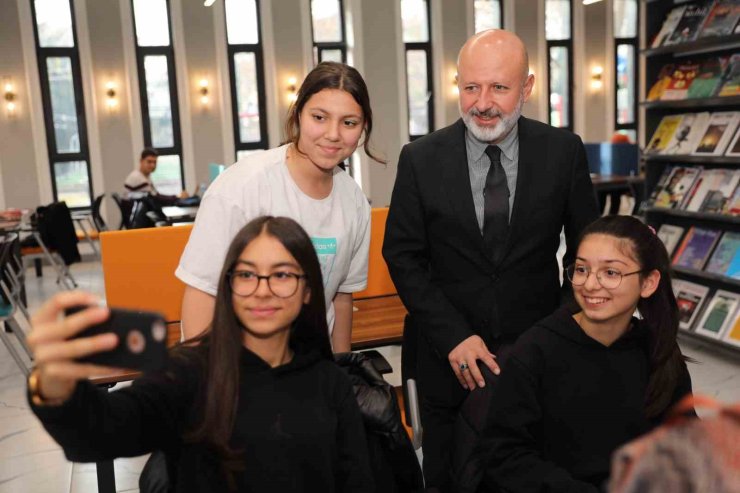 Başkan Çolakbayrakdar: "Dünyaya açılan kütüphanelerle zenginleştirilmiş bir şehir inşa ediyoruz"