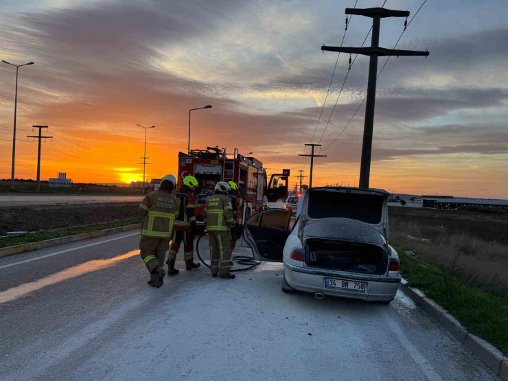 Bandırma’da seyir halindeki araç alev aldı