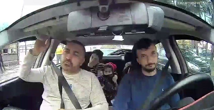Hastaneye götürülen Böcek ailesinin taksideki görüntüleri araç içi kamerasına yansıdı