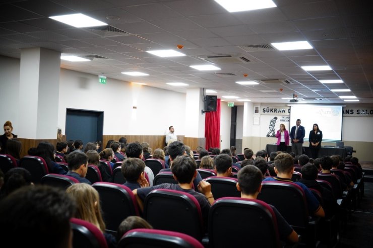 Konyaaltı Belediyesi okul kütüphanesine kitap bağışı yaptı