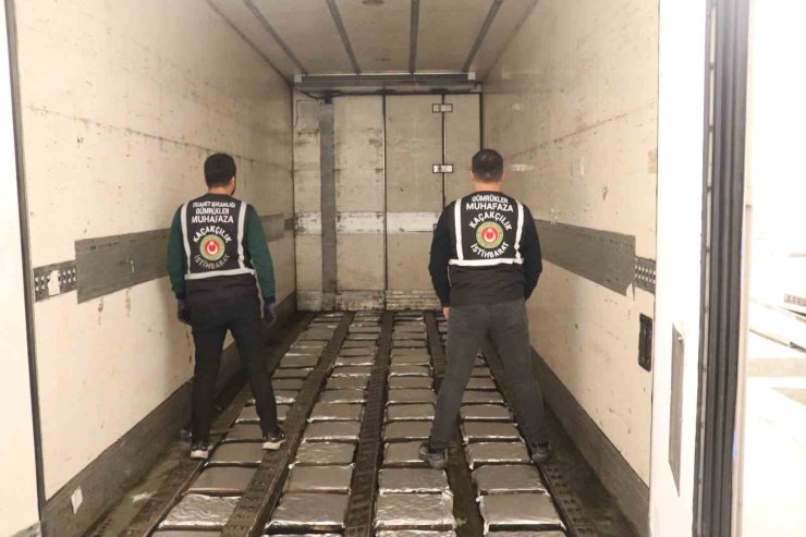 Ticaret Bakanlığı gümrükler muhafaza ekipleri, kasım ayının ilk haftasında toplam 1 ton 65 kilogram esrar yakaladı