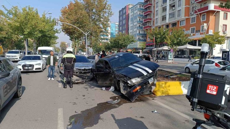 Batman’da kontrolden çıkan otomobil orta refüje çıktı