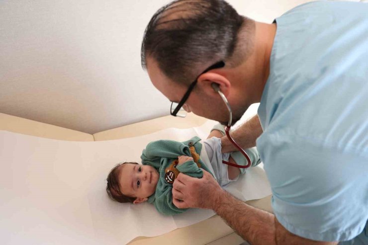 Anne karnında böbreği şişen bebek, 1 aylıkken ameliyatla sağlığına kavuştu