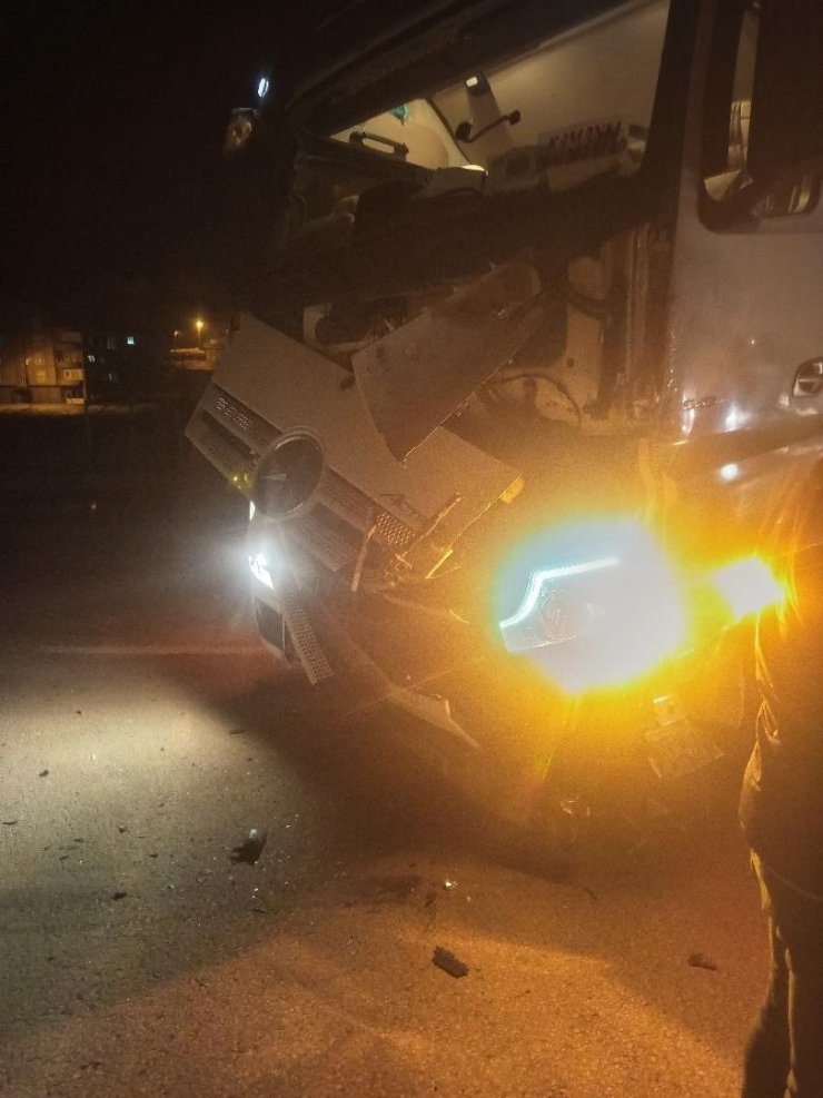 Hakkari’de tır ile minibüs çarpıştı: 1 yaralı