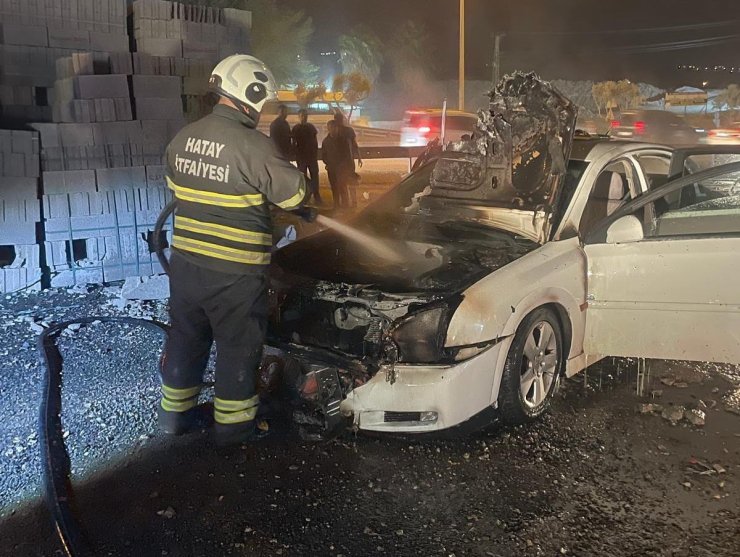 Antakya’da otomobilin motor kısmı yandı