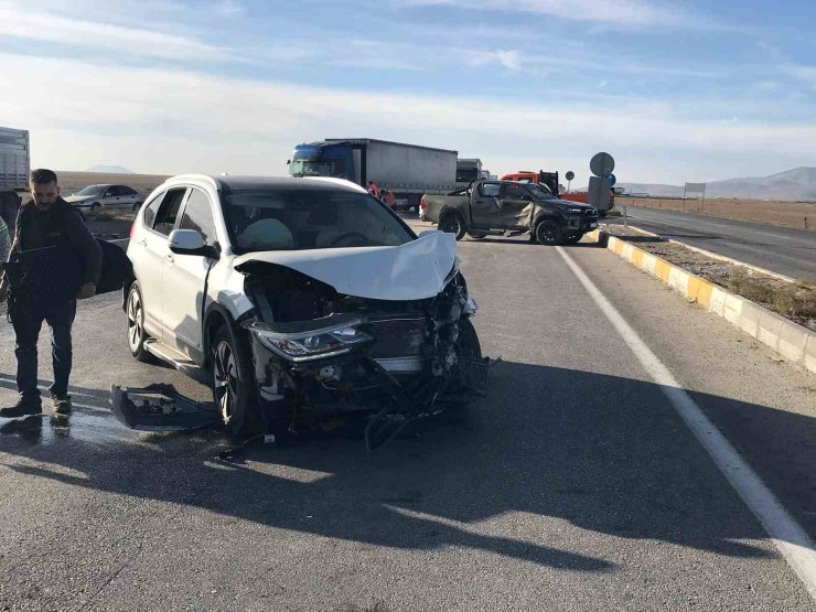 Konya’da kamyonetle SUV tipi araç çarpıştı: 3’ü çocuk 7 yaralı