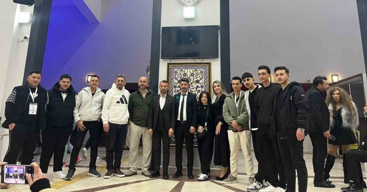 Manisalı kuaförler Uşak’tan 3 kupa ile döndü