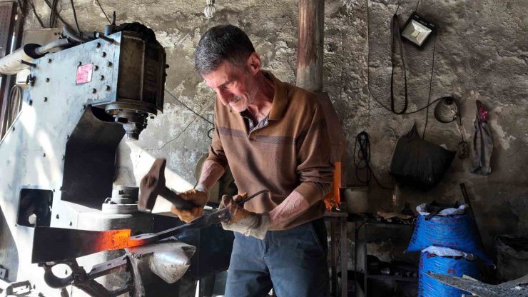 60 yaşındaki usta, 45 yıldır demir dövüyor