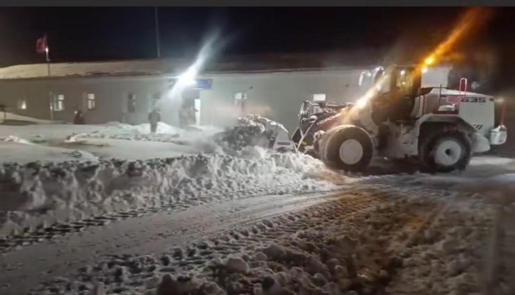 Şırnak’ta gece kar mesaisi devam ediyor