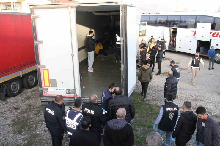 Tırın dorsesinde 28 kaçak göçmen bulundu