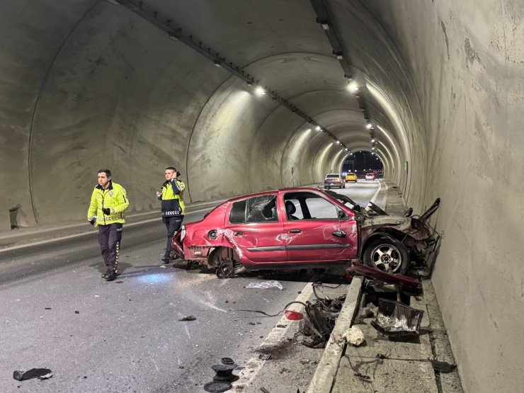 Tünelde feci kaza: Aracın motoru metrelerce ileri savruldu, hız kadranı 200’de takılı kaldı