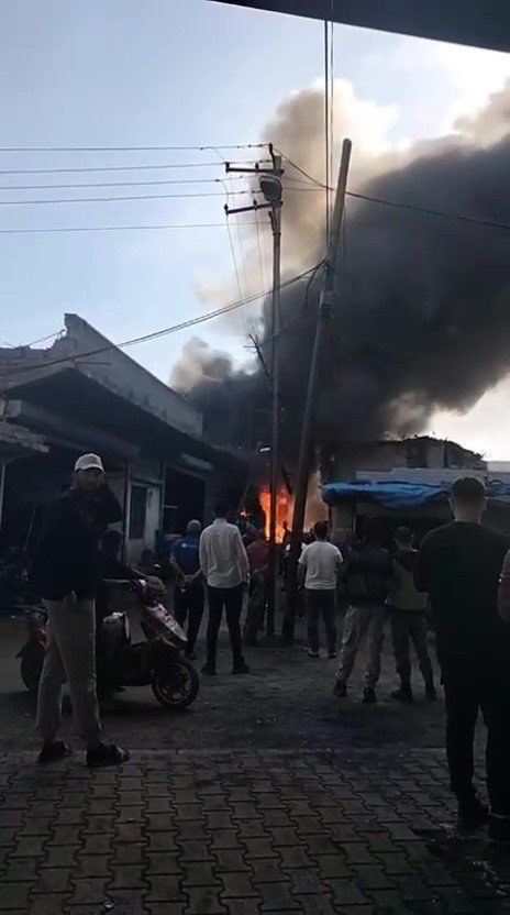Adana’da hurdacı dükkanı alevlere teslim oldu