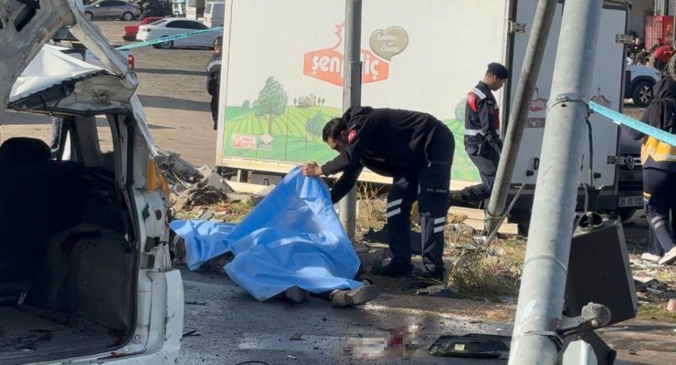 Diyarbakır’da tır ve iki aracı biçti: 2 ölü, 3 yaralı