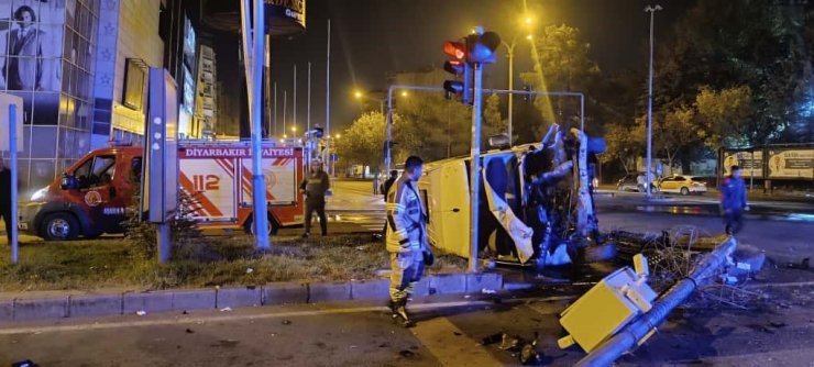 Diyarbakır’da minibüs devrildi: 4 yaralı