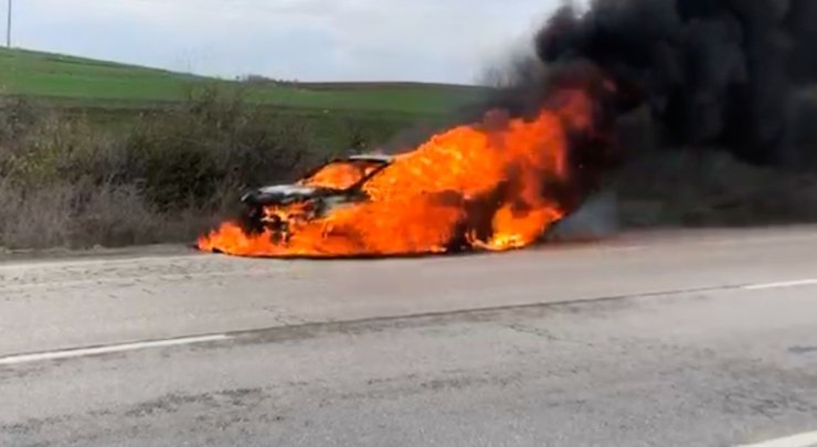 Edirne’de otomobil alev alev yandı