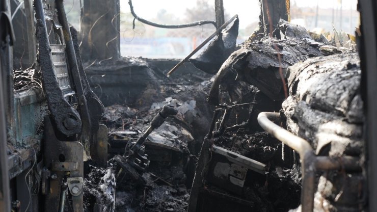 Yolcu otobüsü alevlere teslim oldu: Araç demir yığınına döndü