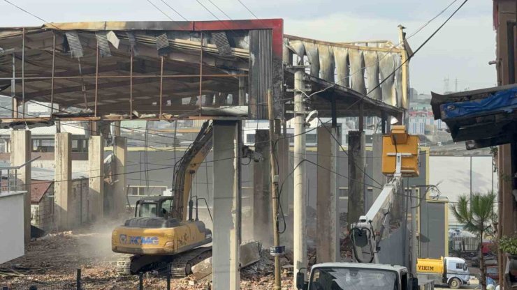 7 kişinin öldüğü parfüm dolum tesisi yıkılıyor