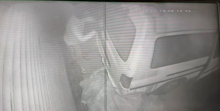 Hırsızlar park halindeki tekneyi çalamayınca zarar verip kaçtılar