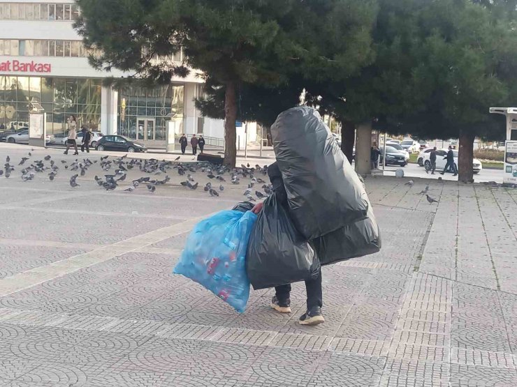 Hayatın yükünü sırtında taşıyor